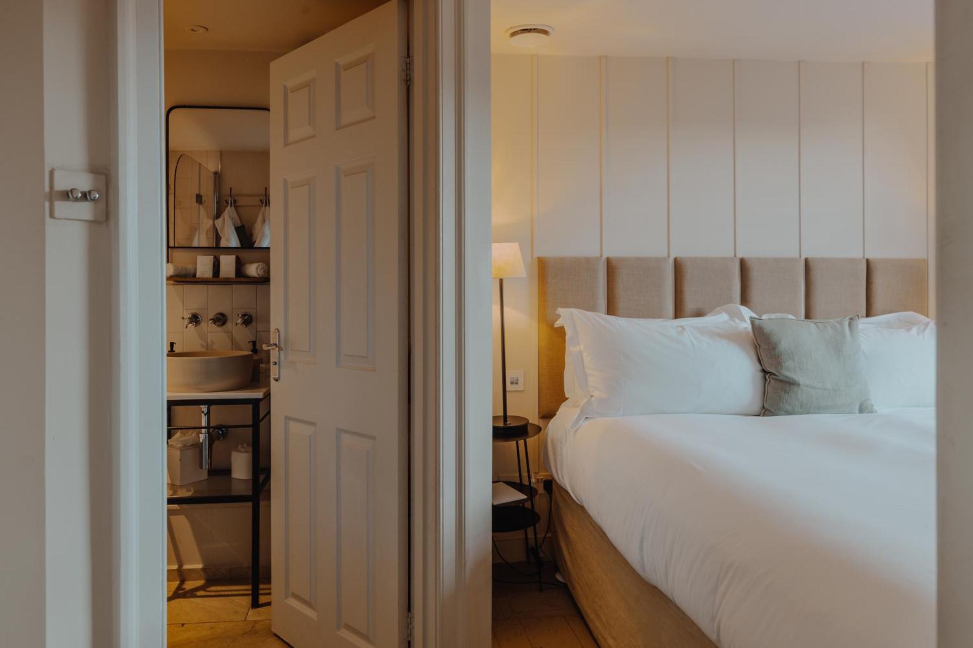 No 15 By Guesthouse, Bath Exterior foto A bedroom at The Swan